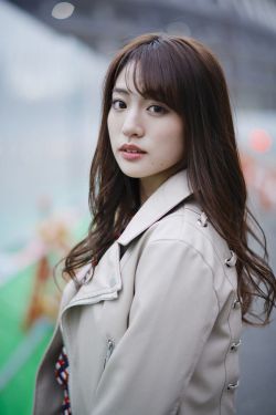什么都没有穿的美女